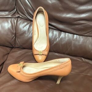 Rockport Peach Tan Leather Kitten Heel Pumps with Bow and Gold Accent  NWOT